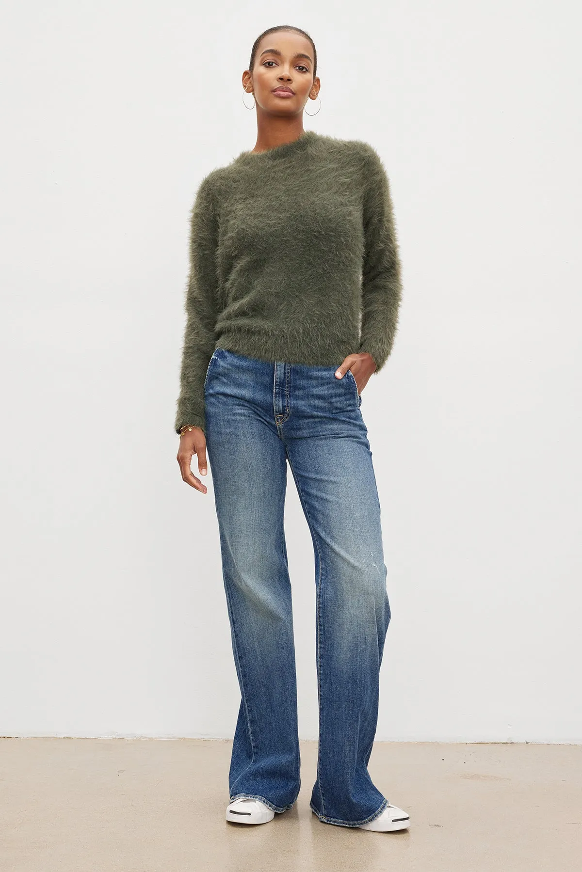 RAY FEATHER YARN CREW NECK SWEATER